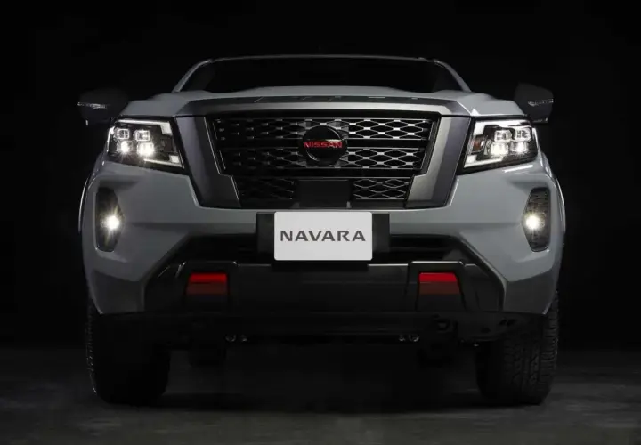 Nowy Nissan Navara pickup z nowoczesnymi światłami LED i charakterystycznym grillem. Gotowy na każdą przygodę.