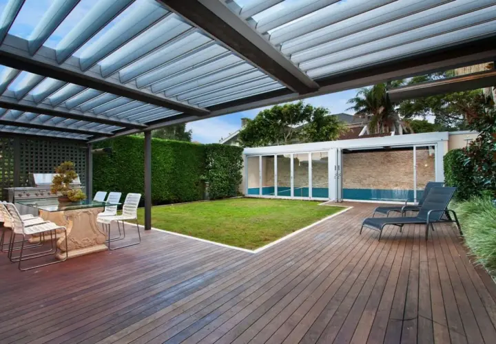 Nowoczesna pergola DIY z przeszklonym dachem, tarasem i basenem. Idealne miejsce na relaks.