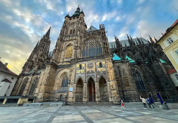 Majestatyczna katedra św. Wita, jedna z głównych praga atrakcje, góruje nad placem.