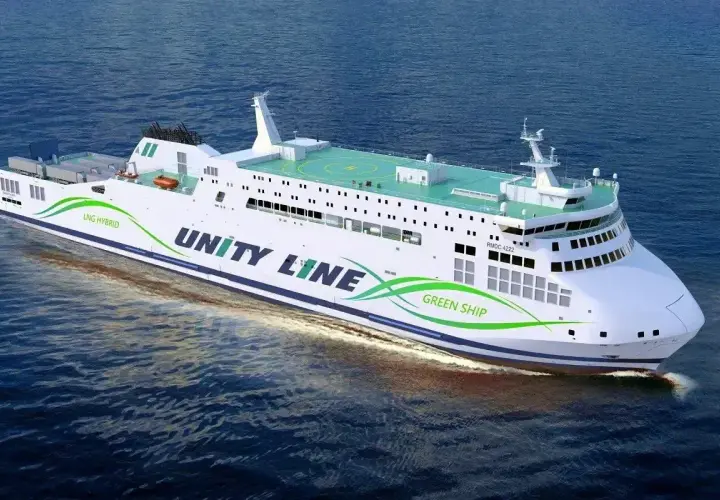 Nowy, ekologiczny prom Unity Line "Green Ship" płynie po morzu, gotowy do rejsu z Polski na Gotlandię.