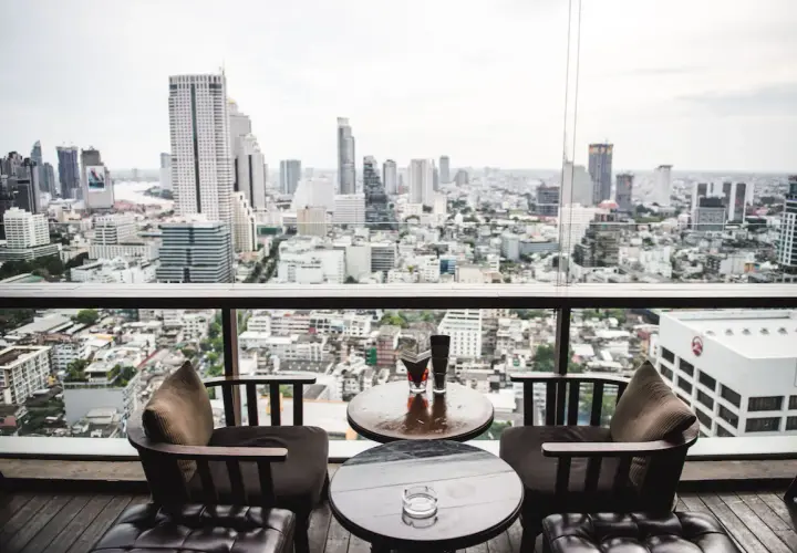 Gemütliche Sitzgelegenheiten mit Blick auf die Skyline von Bangkok. Perfekt für einen Drink in einer Sky Bar.