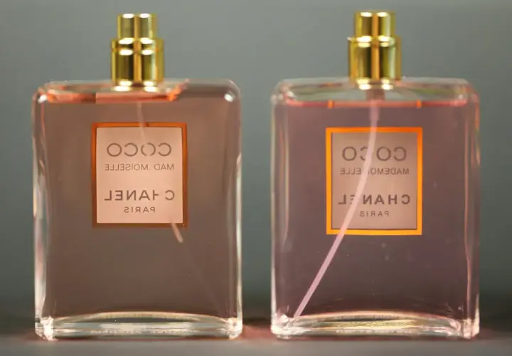 Dwa flakony perfum Chanel Coco Mademoiselle. Sprawdź detale, by dowiedzieć się, jak sprawdzić, czy perfumy są oryginalne.