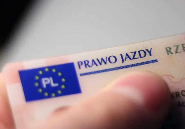 Zabrane prawo jazdy na 3 lata co dalej? Widok na polskie prawo jazdy, które trzyma dłoń.