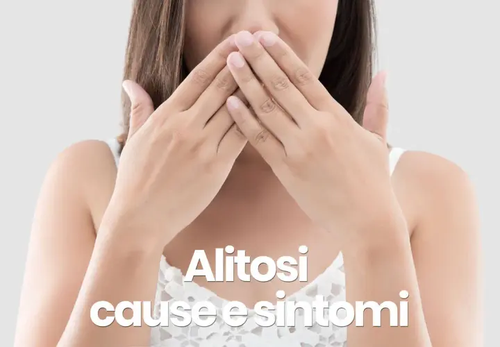 Mani coprono la bocca, suggerendo imbarazzo per l'alito pesante. Testo: "Alitosi cause e sintomi".