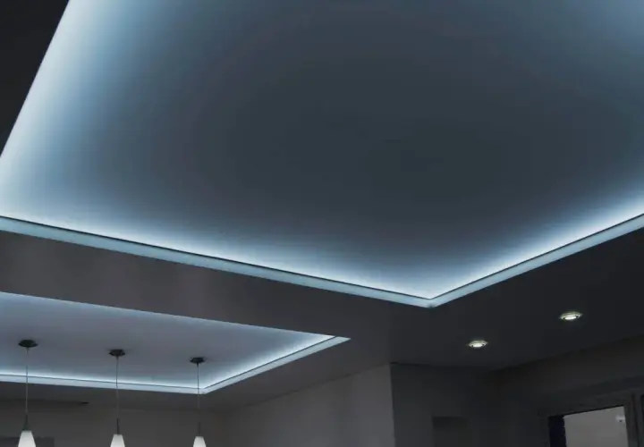 Nowoczesny sufit napinany z podświetleniem LED. Wady? Brak widocznych połączeń, idealnie gładka powierzchnia.