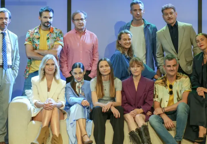 Grupa osób pozuje do zdjęcia. Zastanawiasz się, dlaczego nie obsada?