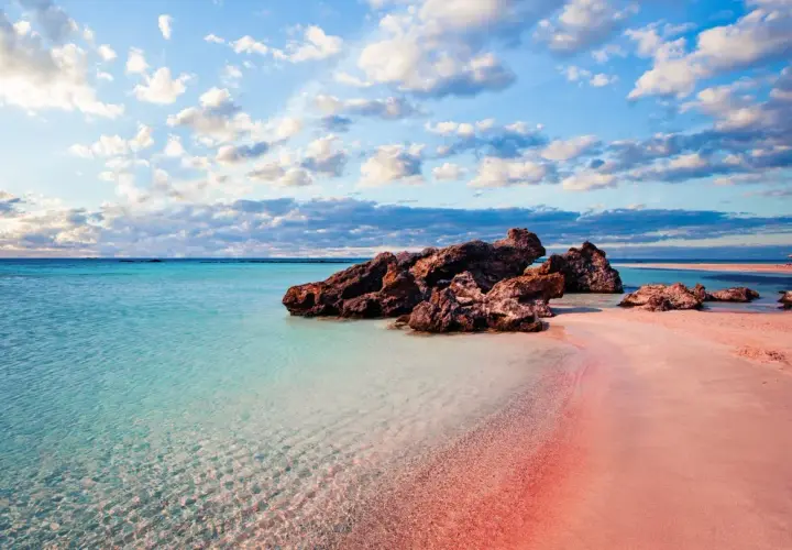 Traumhafter rosa Sandstrand mit türkisfarbenem Wasser und Felsen. Ein Muss, was man auf Kreta gesehen haben muss!