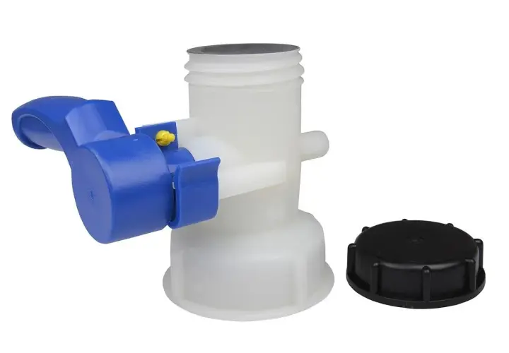 Plastikowy zawór 3/4 cala z niebieską rączką i czarną nakrętką, idealny do beczek i pojemników.
