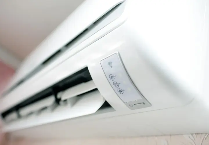 Un moderno aire acondicionado blanco con iconos de Wi-Fi y temperatura. El significado del aire acondicionado es confort y bienestar en el hogar.