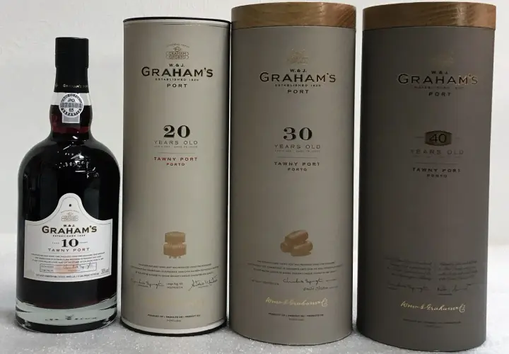 Eine Flasche und drei Röhren mit Graham's Portwein: 10, 20, 30 und 40 Jahre alt. Ein roter Portwein für besondere Anlässe.