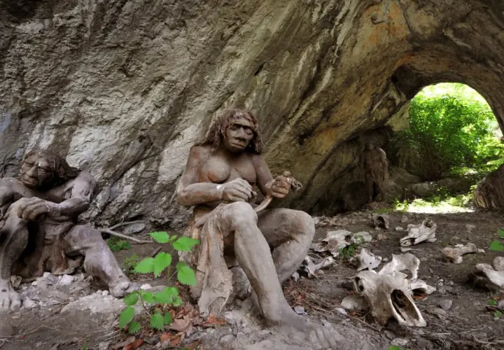 Figury neandertalczyków w jaskini, jakby żywcem wyjęte z historii Ojcowski Park Narodowy. Opinie o tym miejscu są zachwycające.