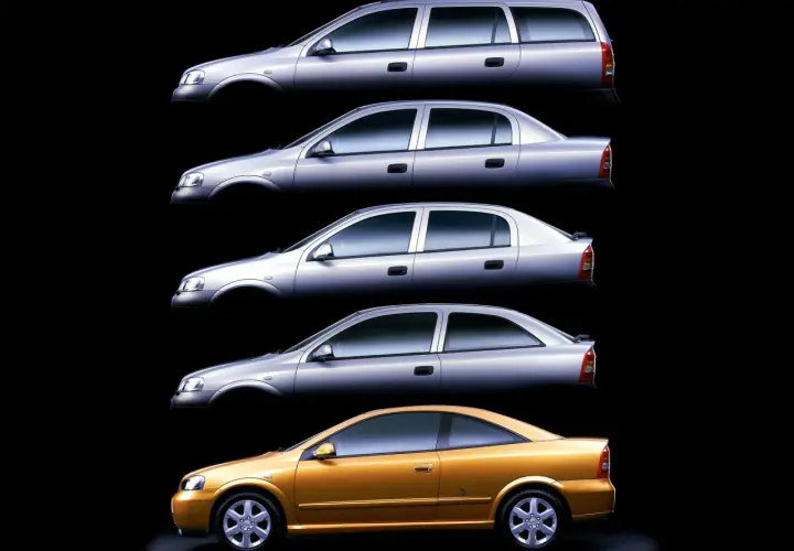 Pięć wersji Opla Astry 2: kombi, sedan, liftback, hatchback i coupe w kolorze złotym.