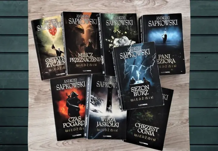 Kolekcja polskich książek fantasy Andrzeja Sapkowskiego, w tym "Miecz Przeznaczenia" i "Sezon Burz".