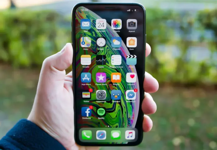 iPhone XS Max: Ile cali ma ekran i czy warto go kupić w 2026?