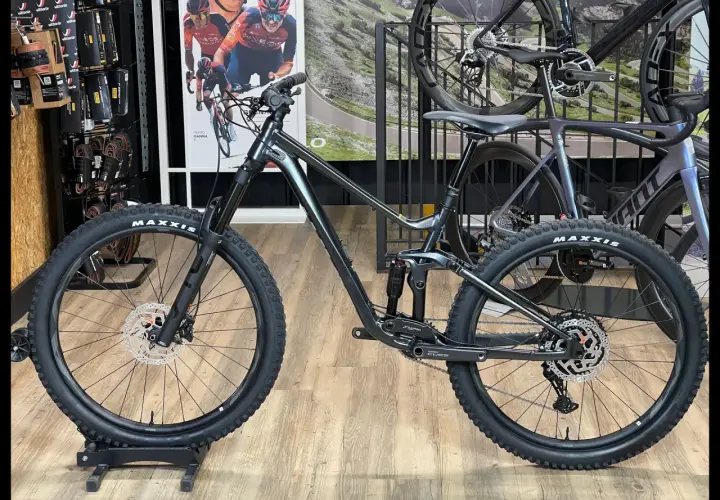 A dark grey Giant Stance 27.5 mountain bike with Maxxis tires is displayed. This model has 2 reviews.