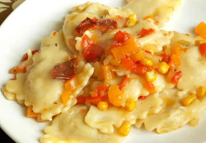 Ravioli z kolorowym sosem warzywnym, w tym kukurydzą i suszonymi pomidorami. Pyszny sos do ravioli.