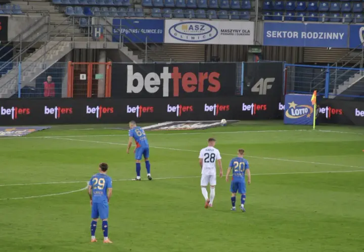 Piłkarze Piasta Gliwice i Radomiaka Radom na murawie. Mecz przebieg: Piast Gliwice – Radomiak Radom.