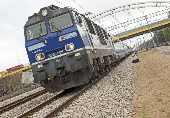 Niebieski pociąg PKP Intercity EP09-005 jedzie po torach. Sprawdź pendolino Katowice - Kołobrzeg cena biletu.
