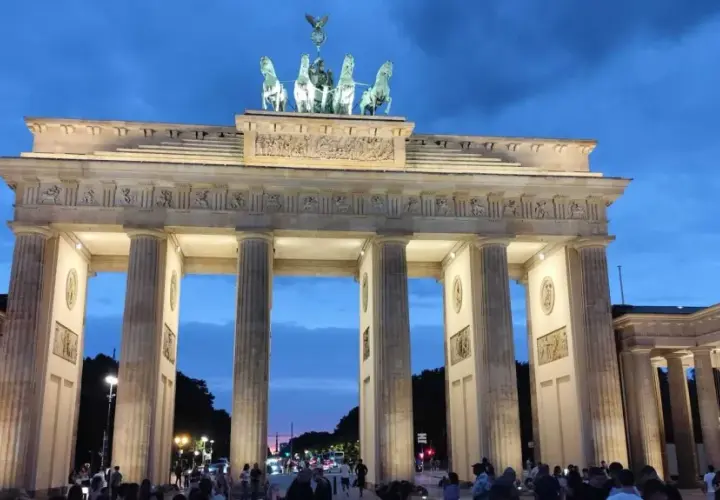 Porta di Brandeburgo illuminata al crepuscolo, un'icona di Berlino. Le recensioni su questa città sono sempre positive!