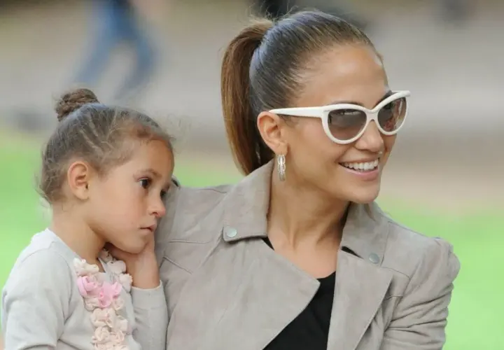 Jennifer Lopez z córką, Emme, cieszą się wspólnym czasem. Dzieci gwiazdy często towarzyszą jej w podróżach.