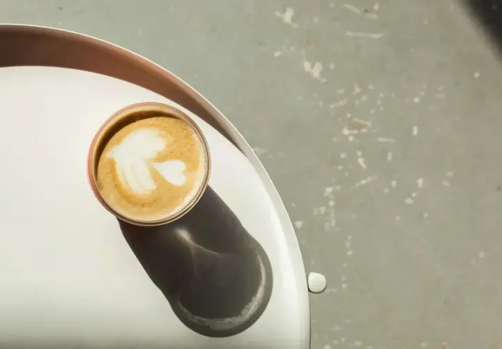 Idealna kawa flat white z mleczną pianką, idealne proporcje dla smakoszy.