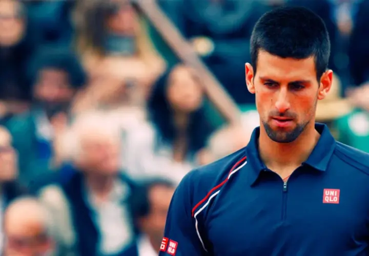 Novak Djoković, znany z imponującego wzrostu, na korcie.