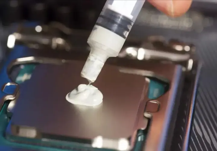 Aplicando la mejor pasta térmica a un procesador para optimizar la disipación de calor.