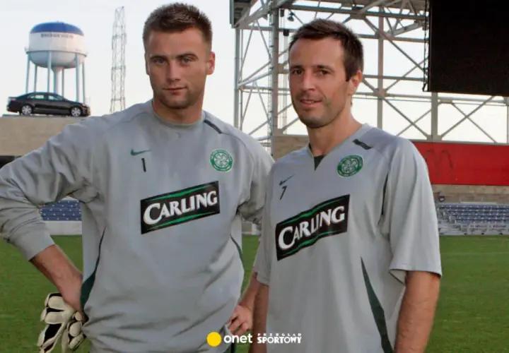 Dwóch piłkarzy klubu piłkarskiego z Glasgow w szarych strojach treningowych z herbem Celticu i logo Carling.