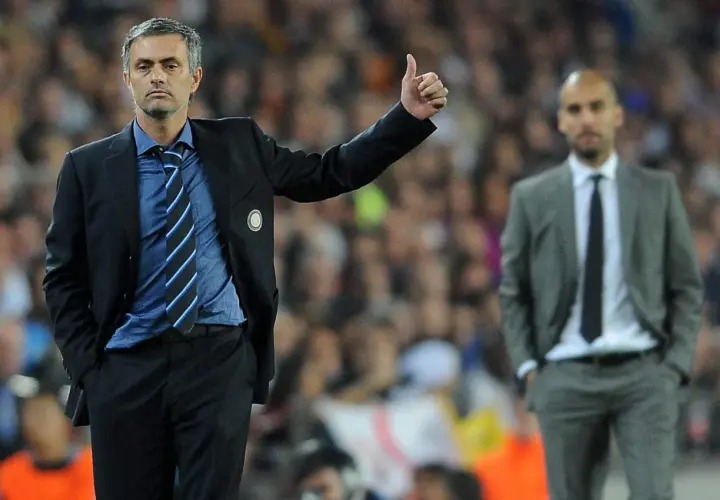 Mourinho z kciukiem w górze, symbolizujący jego słynne "catenaccio", obok Guardioli.