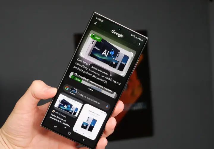 Telefon pokazuje artykuł o sztucznej inteligencji w smartfonach Samsung. AI jest już tu, a nowe funkcje można pobrać.