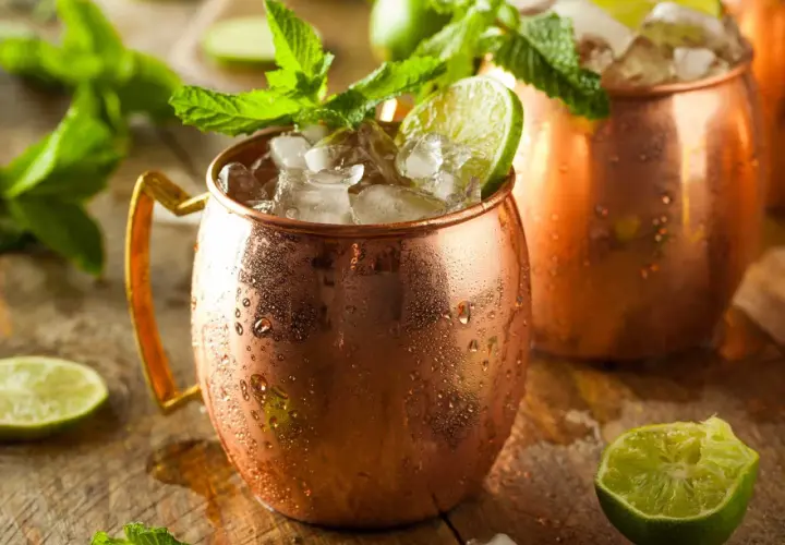 En iskall mexican mule i kopparmugg med lime och mynta.