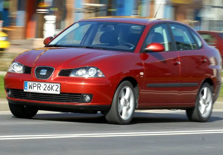 Czerwony Seat Cordoba 1.4 w ruchu drogowym, z rozmytym tłem.