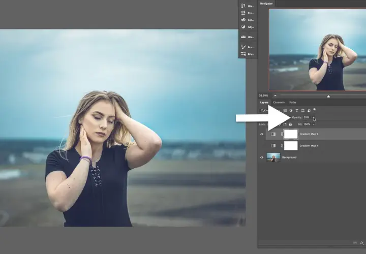 Eine Frau mit blonden Haaren, die ihre Hand an ihren Kopf legt. Photoshop-Ebenen zeigen die Anwendung einer Gradient Map mit 20% Deckkraft.