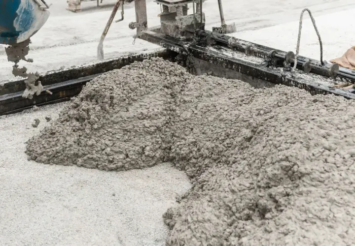 Świeży beton pod kostkę wylewany z betoniarki na plac budowy.