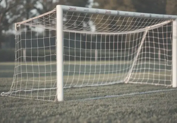 Wymiary bramki do piłki nożnej: Od FIFA po Orlika pełny przewodnik