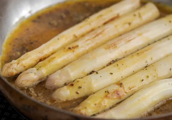 Asperges blanches poêlées dans une sauce dorée. Une délicieuse recette asperges blanches pour un repas printanier.