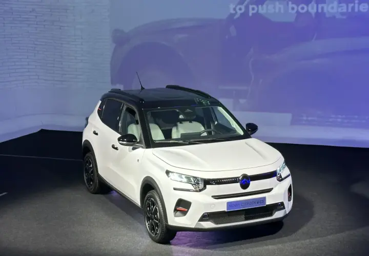 Nowy Citroën ë-C3 w białym kolorze z czarnym dachem prezentuje się nowocześnie. Idealny do miasta i na dalsze podróże.