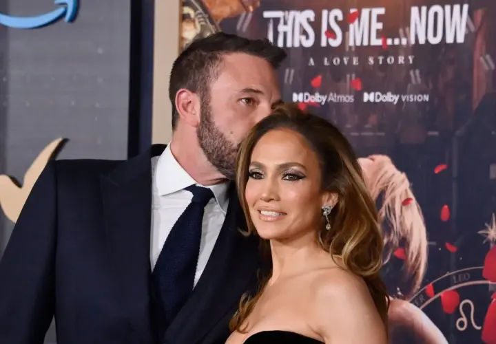 Jennifer Lopez i Ben Affleck na premierze filmu "This Is Me... Now". Ben całuje Jennifer w czoło.