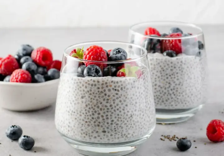 Pudding chia z malinami i borówkami to pyszny i zdrowy przepis na coś słodkiego. Idealny na śniadanie lub deser.