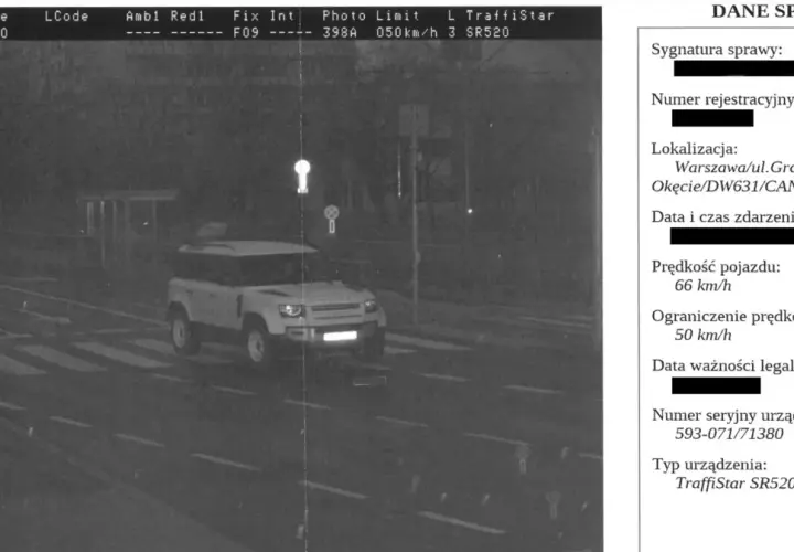 Biały Land Rover Defender przekracza prędkość 66 km/h na ograniczeniu do 50 km/h. To zdjęcie z fotoradaru, które może być podstawą do wystawienia mandatu. Po jakim czasie przychodzi mandat z fotoradaru? Zwykle do 30 dni.