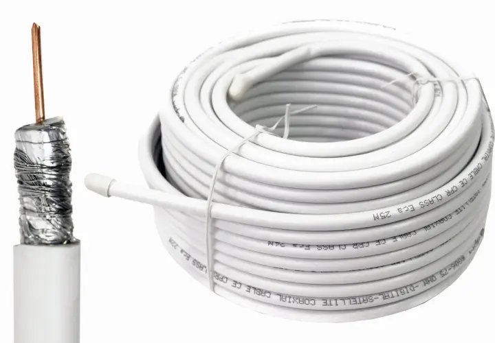 Zwijany biały kabel koncentryczny do anteny satelitarnej, z widocznym przekrojem pokazującym miedziany przewód i ekranowanie. Idealny do instalacji cyfrowych.