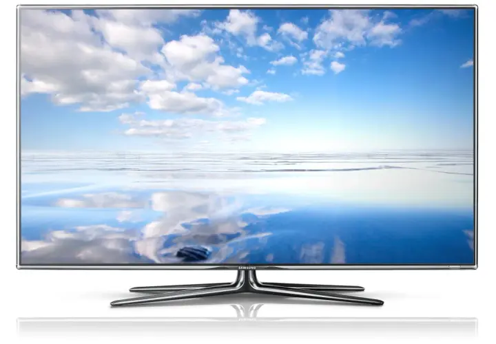 Elegancki telewizor Samsung z obrazem nieba i odbijającej się tafli wody. Idealny wybór, jeśli zastanawiasz się, który telewizor pobiera najmniej prądu.