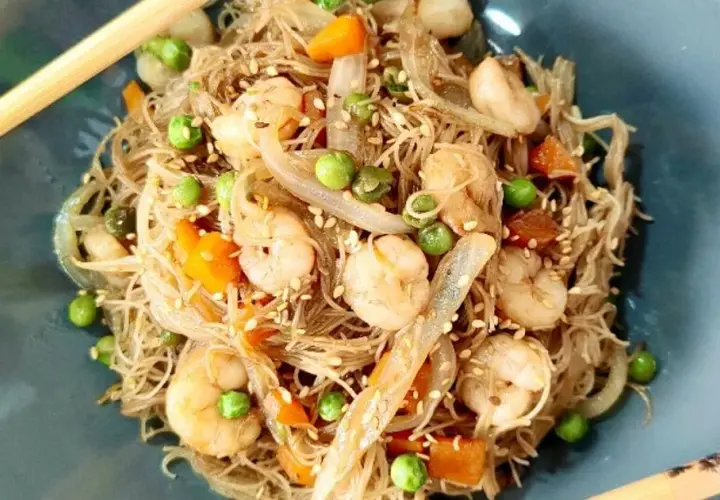Fideos de arroz fritos con gambas: receta fácil y deliciosa para disfrutar