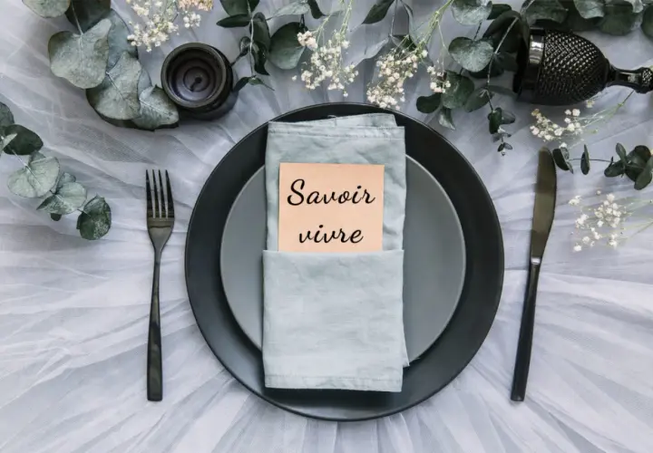 Eleganckie nakrycie stołu z kartką "Savoir vivre" – idealne na zaproszenia na ślub.