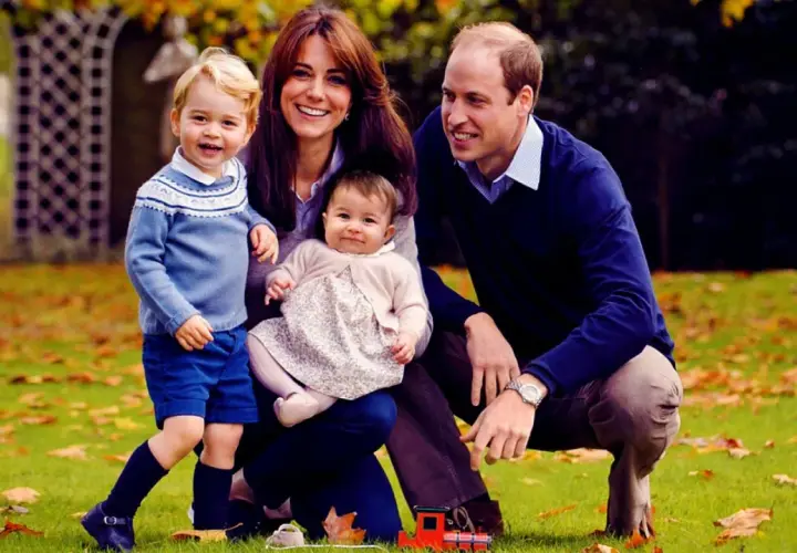Uśmiechnięta rodzina: książę William, księżna Kate i ich dzieci, książę George i księżniczka Charlotte, pozują na tle jesiennego ogrodu.