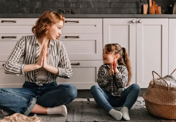 Mama i córka ćwiczą uważność w kuchni. To piękny przykład, jak parenting może być wspólną podróżą.
