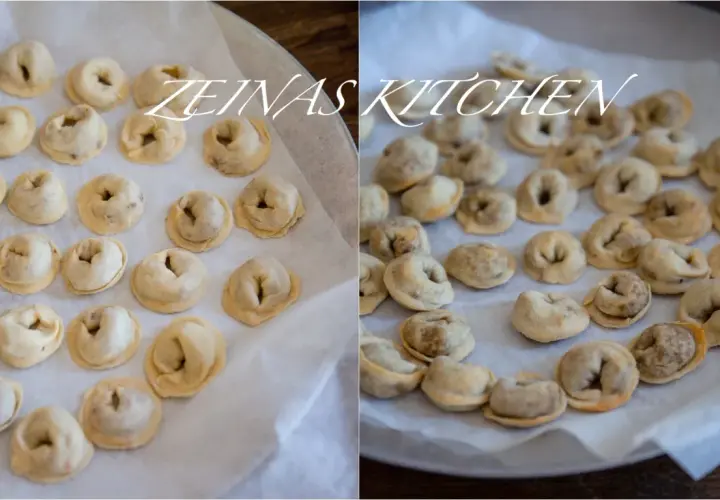 Närbild på shish barak, små dumplings som väntar på att tillagas.