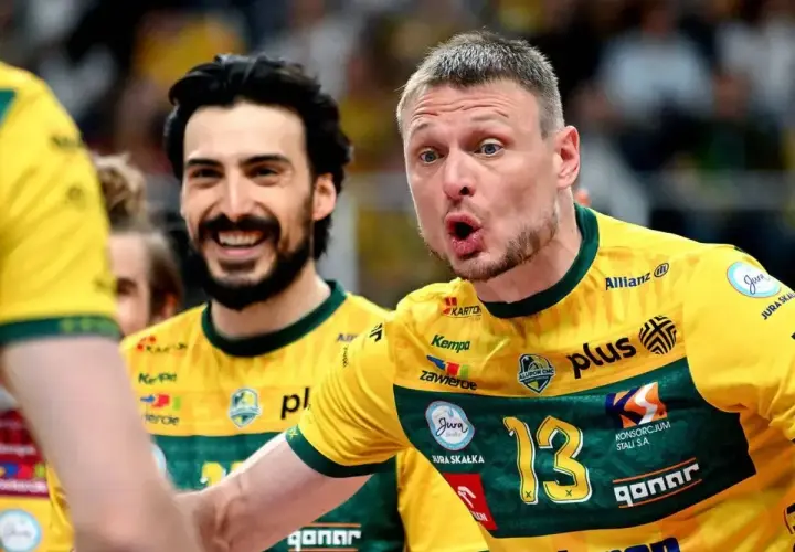 Dwóch uśmiechniętych siatkarzy, byli piłkarze reprezentacji Polski, w żółtych koszulkach z numerem 13.