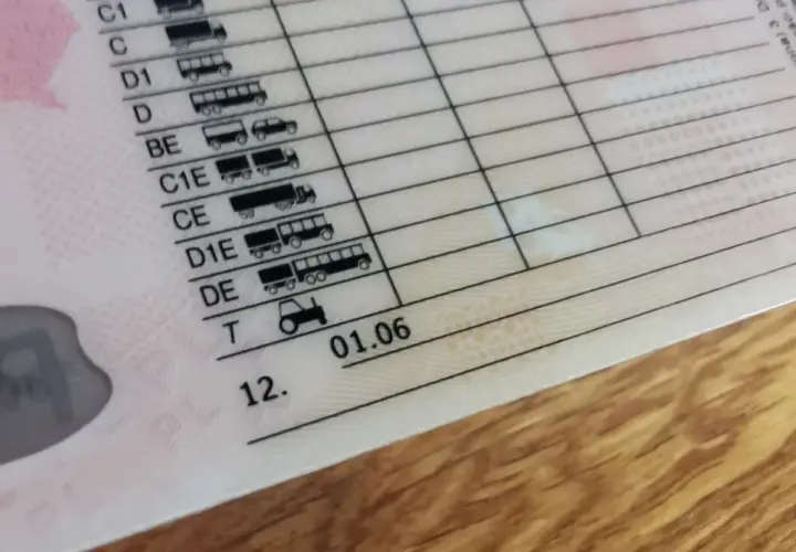 Fragment polskiego prawa jazdy z datą 01.06. Sprawdź, jak sprawdzić czy ktoś ma zabrane prawo jazdy, analizując rubryki i daty ważności dokumentu.