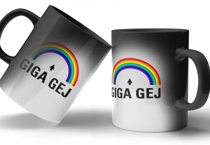 Dwa kubki zmieniające kolor z tęczą i napisem "GIGA GEJ".